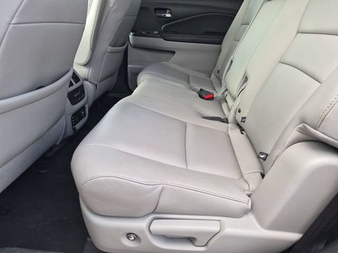 Used 2018 Honda Pilot Touring image 15
