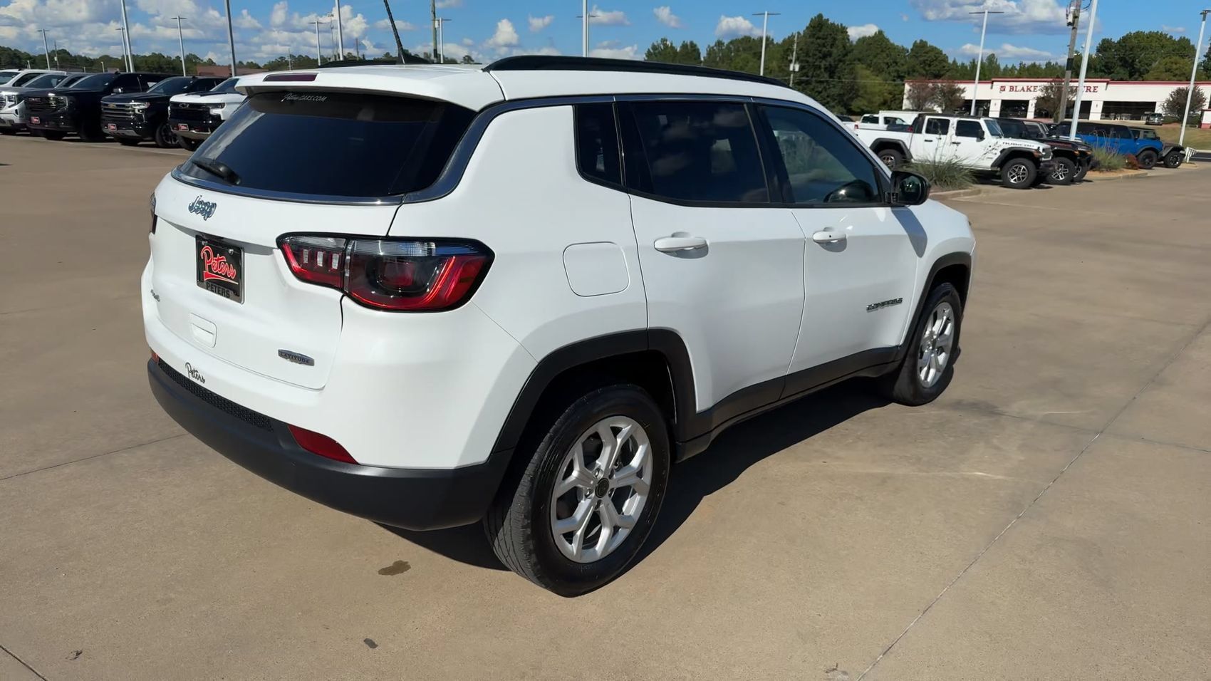 Used 2025 Jeep Compass Latitude AWD/4WD image 9