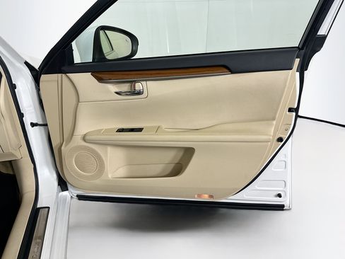 Used 2013 Lexus ES 300h Hybrid w/ Luxury Pkg image 32