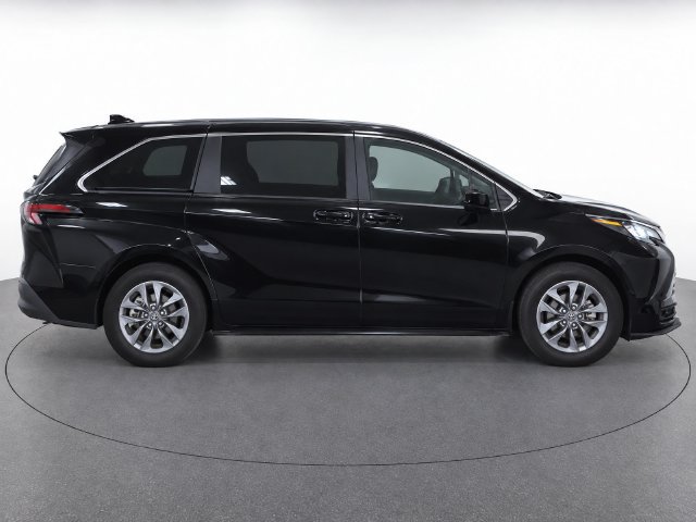 Used 2025 Toyota Sienna LE FWD image 11
