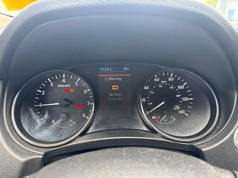 Used 2020 Nissan Rogue SV FWD image 11