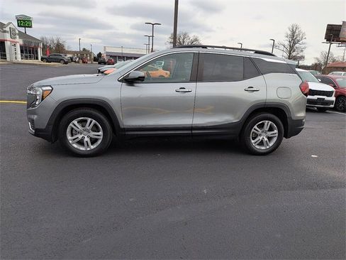 Used 2023 GMC Terrain SLE w/ Driver Convenience Package image 4