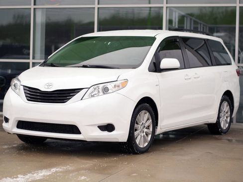 Used 2017 Toyota Sienna LE image 4