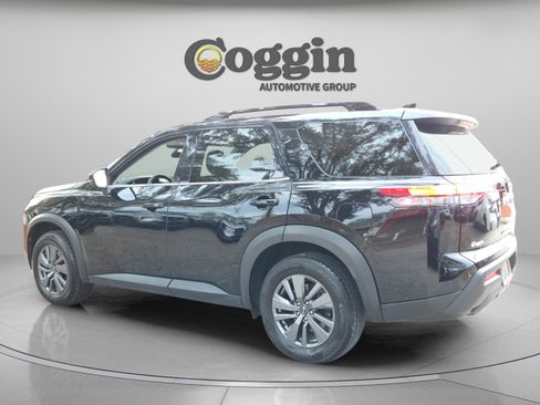Used 2024 Nissan Pathfinder SV image 3