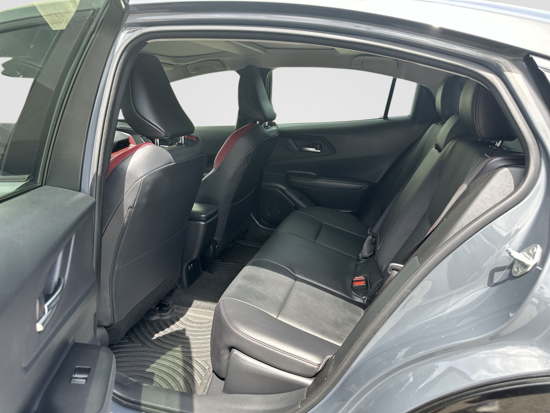 Used 2025 Toyota Prius Plug-In Hybrid FWD image 25
