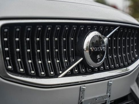 Used 2025 Volvo V60 B5 Cross Country Plus image 12