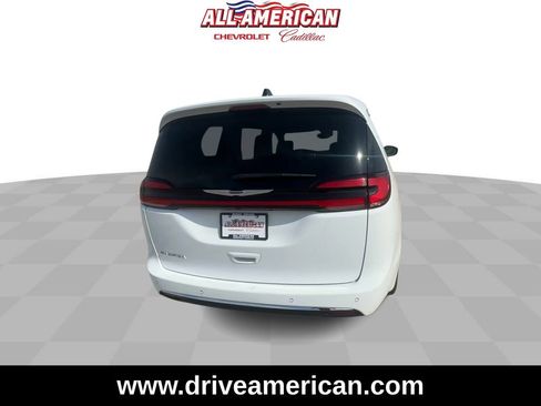 Used 2025 Chrysler Pacifica Select image 7