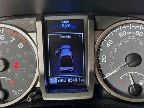 Used 2020 Toyota Tacoma SR5 RWD image 15