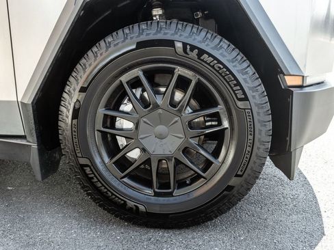 Used 2025 Tesla Cybertruck AWD Crew Cab image 4