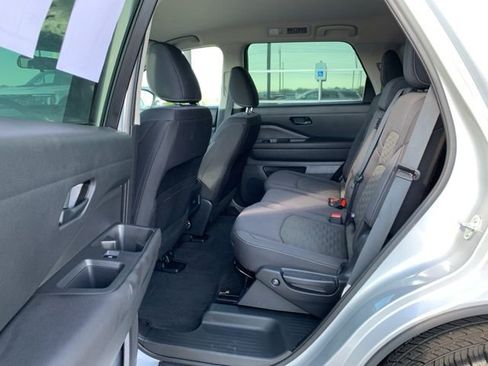 Used 2024 Nissan Pathfinder SV image 12