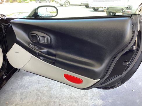 Used 2004 Chevrolet Corvette Coupe w/ Roof Package RWD image 10