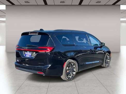 Used 2025 Chrysler Pacifica Limited FWD image 3