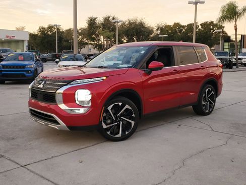 Used 2024 Mitsubishi Outlander SE image 1