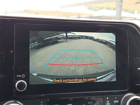 Used 2023 Toyota Highlander L image 19