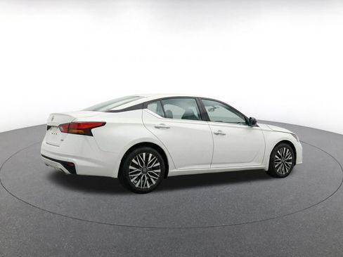 Used 2025 Nissan Altima 2.5 SV FWD image 9