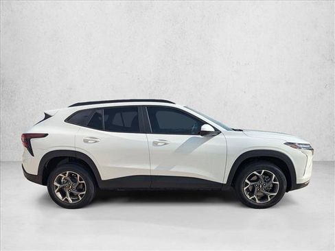Used 2025 Chevrolet Trax LT FWD image 2