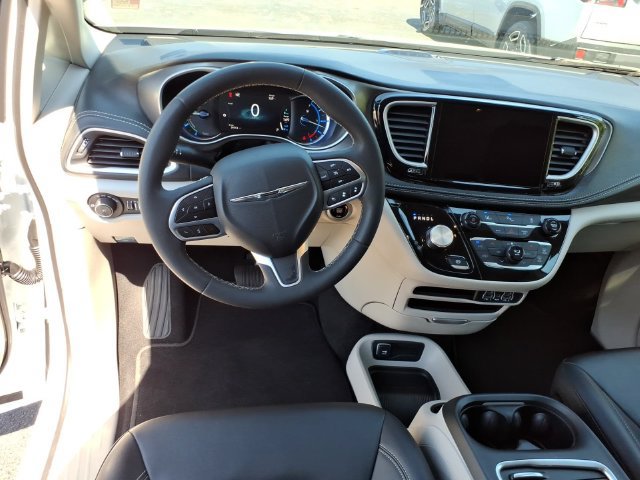 Used 2024 Chrysler Pacifica Limited FWD image 8
