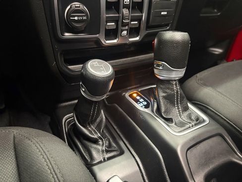Used 2019 Jeep Wrangler Unlimited Sahara w/ Safety Group AWD/4WD image 39