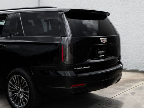 Used 2026 Cadillac Escalade Platinum Sport w/ LPO, Floor Liner Package AWD/4WD image 18
