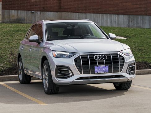 Used 2024 Audi Q5 Premium Plus w/ Premium Plus Package image 2