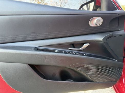 Used 2022 Hyundai Elantra SE FWD image 9