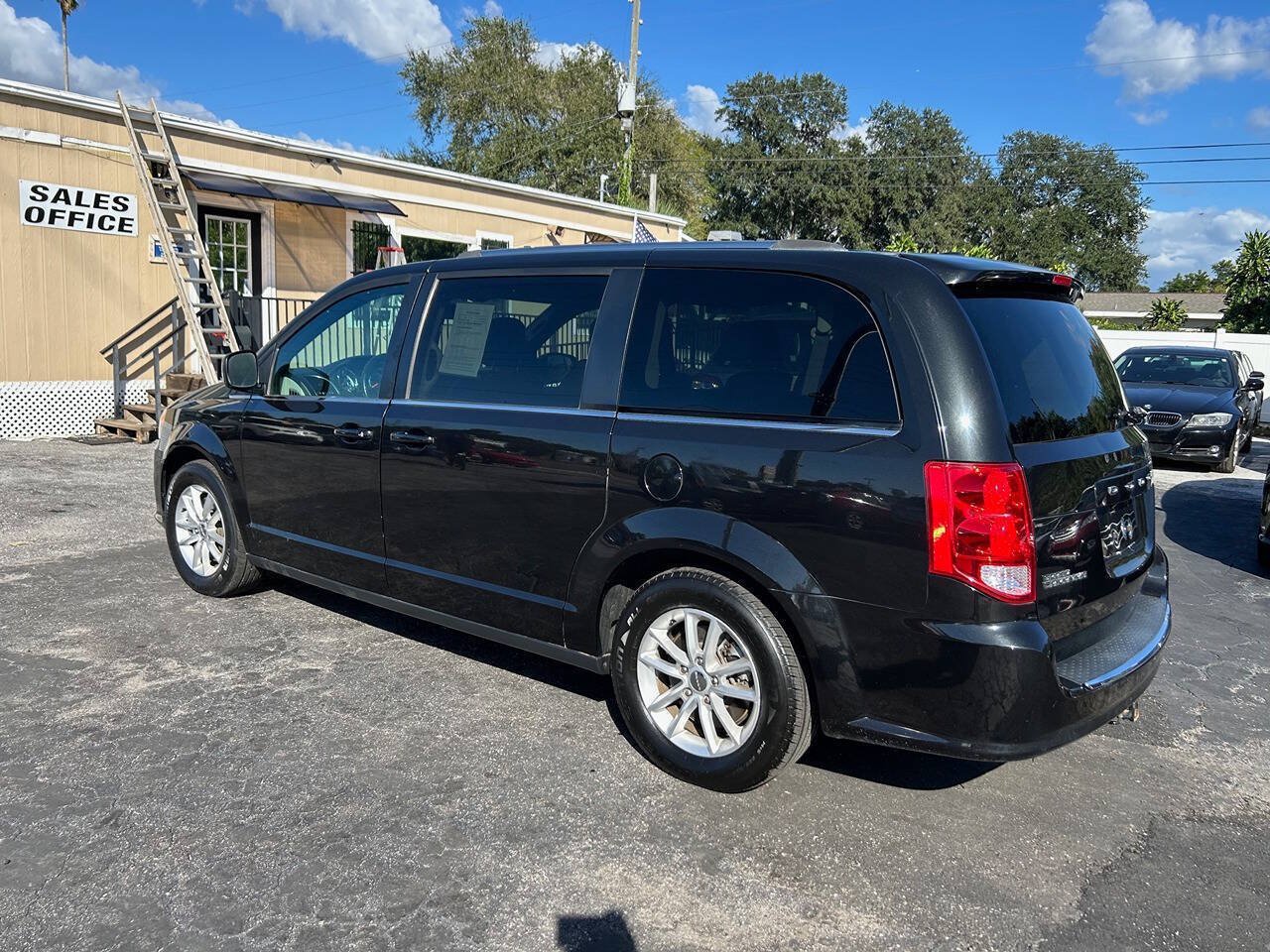 Used 2019 Dodge Grand Caravan SXT FWD image 3