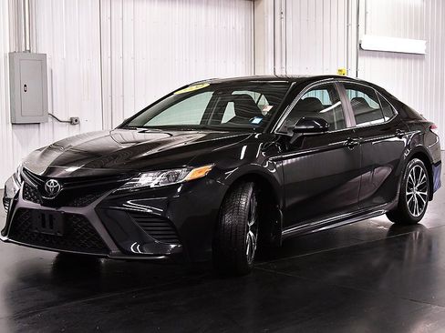 Used 2020 Toyota Camry SE image 3