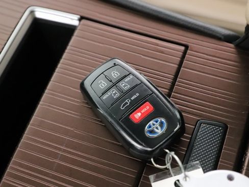 Used 2022 Toyota Sienna XLE image 3