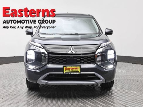 Used 2025 Mitsubishi Outlander SE AWD/4WD image 2