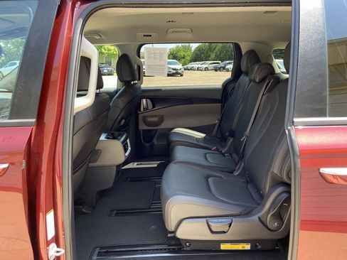 Used 2025 Kia Carnival FWD image 24