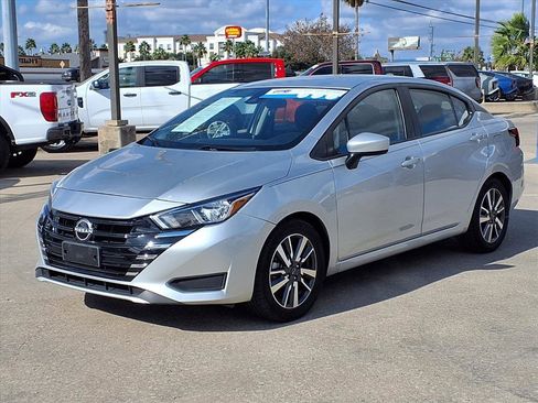 Used 2023 Nissan Versa SV image 3