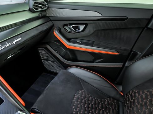 Used 2022 Lamborghini Urus AWD/4WD image 35