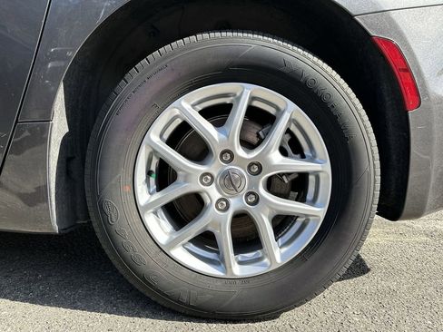 Used 2023 Chrysler Pacifica Touring-L image 29