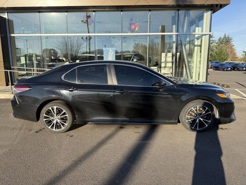 Used 2019 Toyota Camry L image 8