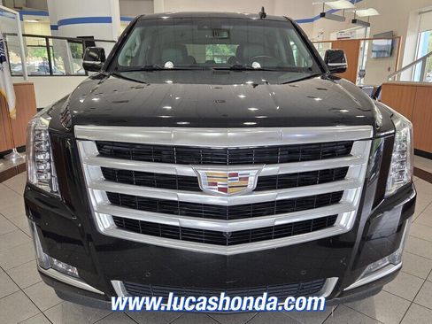Used 2019 Cadillac Escalade Luxury RWD image 2