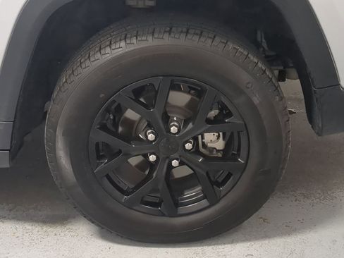 Certified 2024 Jeep Grand Cherokee Altitude image 21