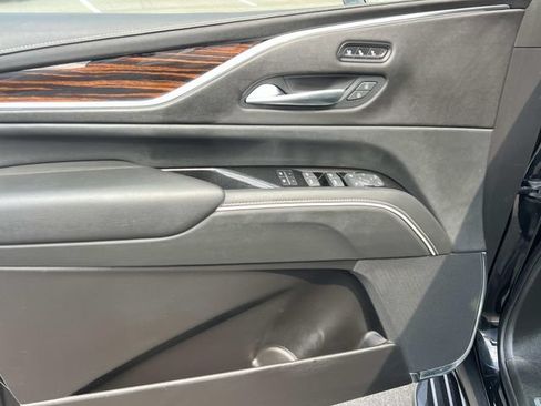 Used 2022 Cadillac Escalade Premium Luxury AWD/4WD image 16