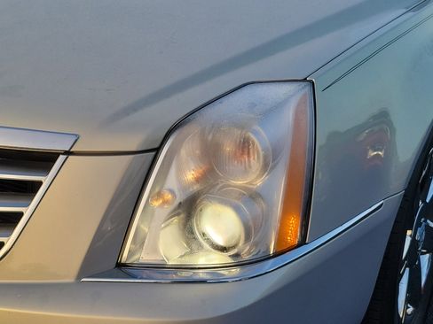 Used 2006 Cadillac DTS w/ Trunk Convenience Package image 9