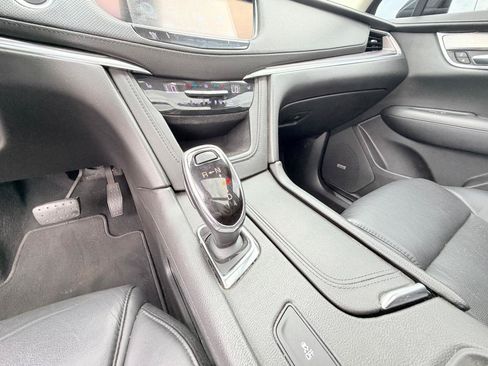 Used 2018 Cadillac XT5 Luxury w/ Driver Awareness Package FWD image 17