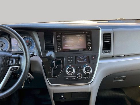 Used 2018 Toyota Sienna LE AWD/4WD image 6
