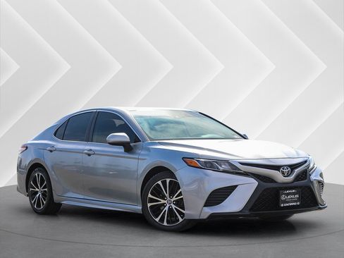 Used 2019 Toyota Camry SE FWD image 1