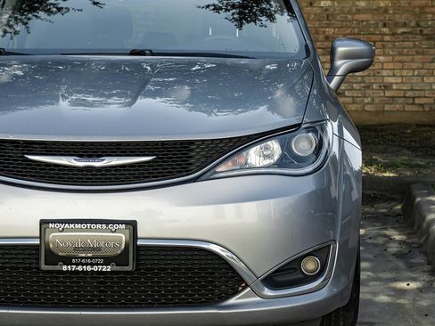 Used 2019 Chrysler Pacifica Touring-L image 56