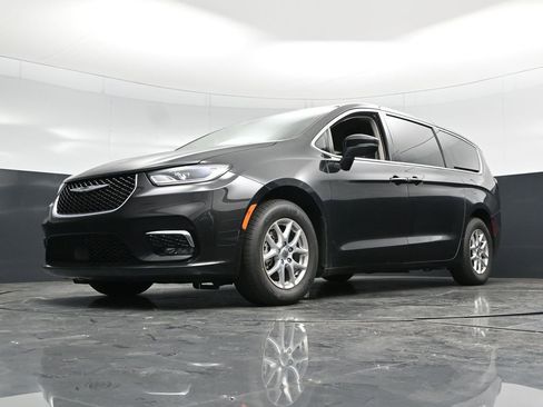 Used 2023 Chrysler Pacifica Touring-L FWD image 57