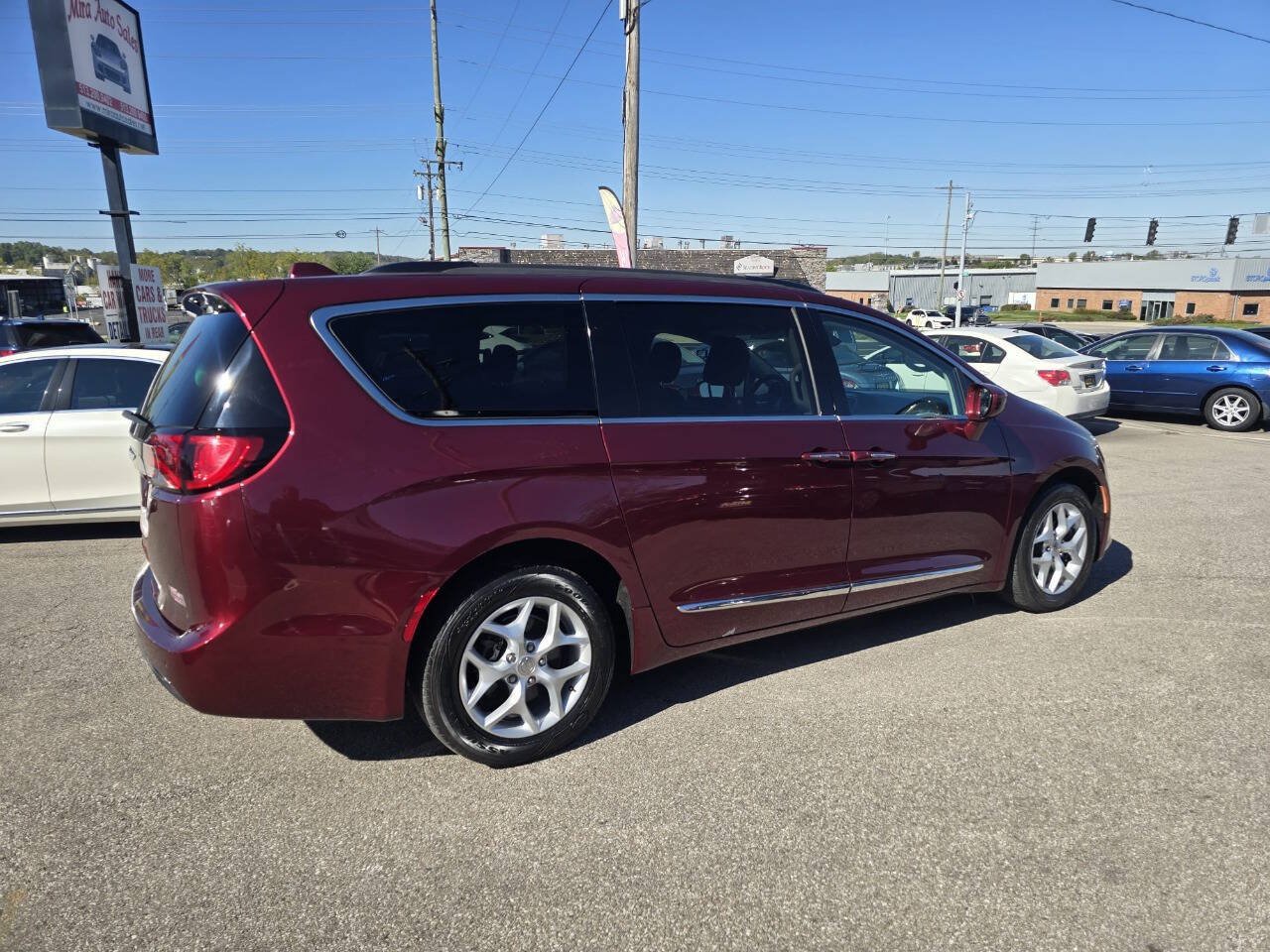 Used 2017 Chrysler Pacifica Touring-L w/ Tire & Wheel Group FWD image 3