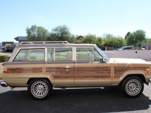 Used 1990 Jeep Grand Wagoneer image 9
