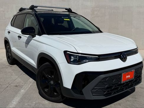 Certified 2025 Volkswagen Taos SE image 1
