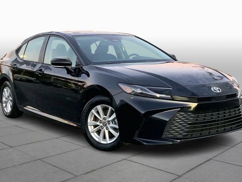 Used 2025 Toyota Camry LE image 3
