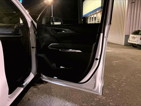 Certified 2025 Chevrolet Traverse LT image 11