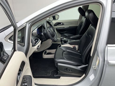 Used 2024 Chrysler Pacifica Touring-L FWD image 3