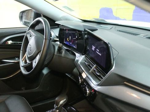 Used 2025 Chevrolet Trax ACTIV w/ Sunroof Package FWD image 11